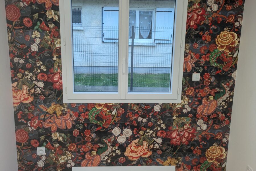 Pose de papier peint original dans le salon d&rsquo;une maison neuve